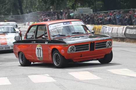 Allan Simonsen og Lars Eegholm i den smukke BMW 2002. Den endte desværre Pro-Am løbet i betonmuren om søndagen.
(Foto: Allan Nielsen)